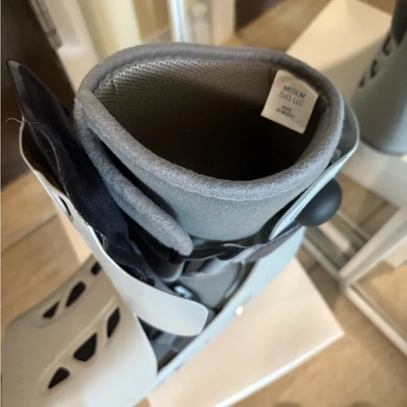 Gray cast Boot, Aircast - Picture 2 of 4
